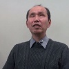 視覚障害の男性の上半身